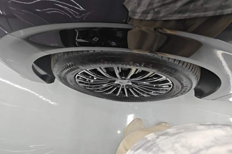 Used Denza D9 2024 DM-i 980 Four-Wheel Drive Prestige Model Left Front Wheel Hub