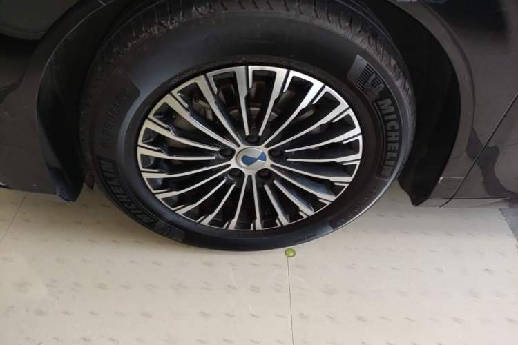 Used Denza D9 2024 DM-i 980 Four-Wheel Drive Flagship Model Left Front Wheel Hub