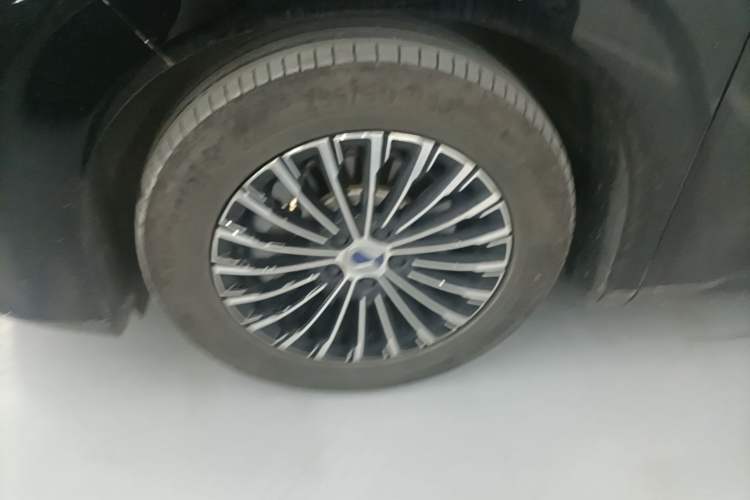 Used Denza D9 2024 DM-i 1050 Luxury Model Left Front Wheel Hub