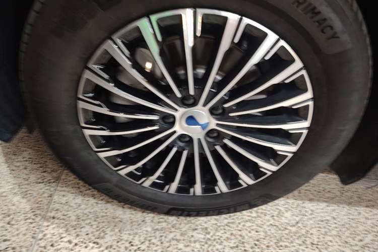 Used Denza D9 2024 DM-i 980 Four-Wheel Drive Flagship Model Left Front Wheel Hub