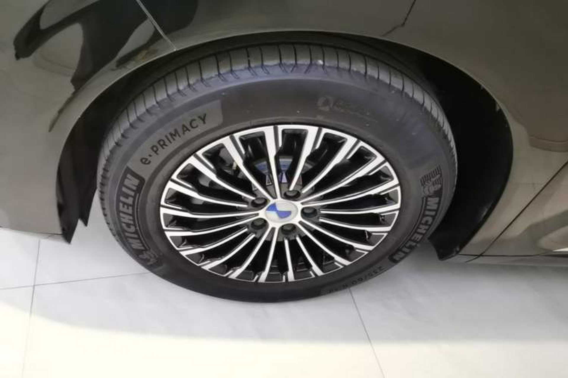 Used Denza D9 2024 DM-i 980 Four-Wheel Drive Prestige Model Left Front Wheel Hub