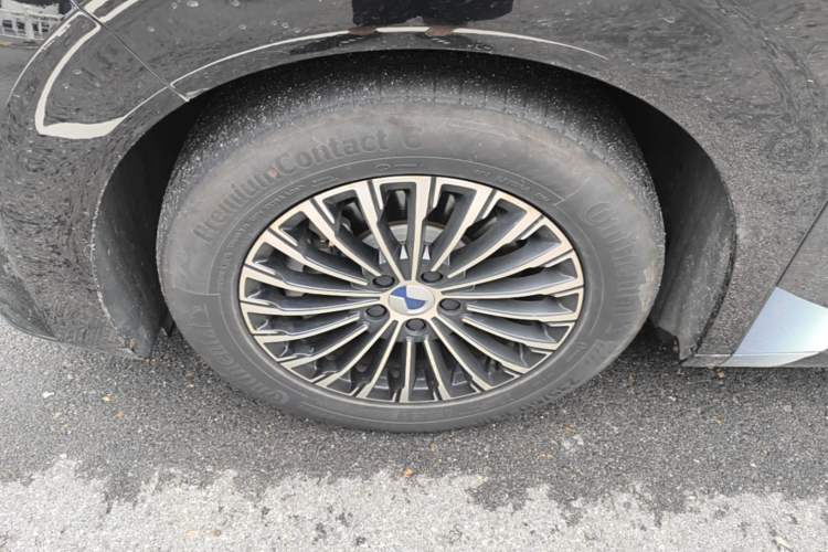 Used Denza D9 2024 DM-i 980 Four-Wheel Drive Prestige Model Left Front Wheel Hub