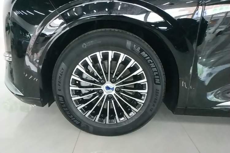 Used Denza D9 2024 DM-i 980 Four-Wheel Drive Prestige Model Left Front Wheel Hub