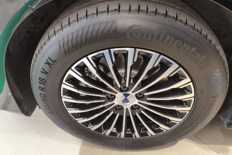 Used Denza D9 2024 DM-i 980 Four-Wheel Drive Prestige Model Left Front Wheel Hub