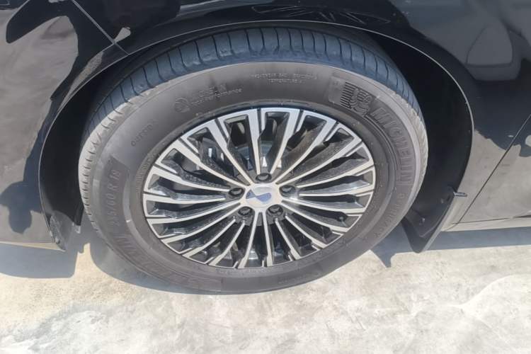 Used Denza D9 2024 DM-i 980 Four-Wheel Drive Prestige Model Left Front Wheel Hub