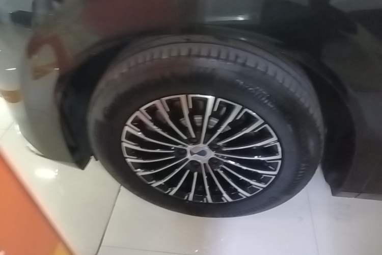 Used Denza D9 2024 DM-i 980 Four-Wheel Drive Prestige Model Left Front Wheel Hub