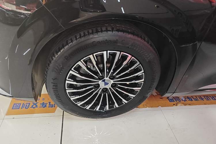 Used Denza D9 2024 DM-i 980 Four-Wheel Drive Prestige Model Left Front Wheel Hub