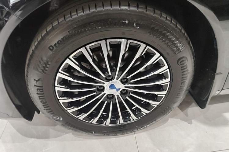 Used Denza D9 2024 DM-i 980 Four-Wheel Drive Prestige Model Left Front Wheel Hub
