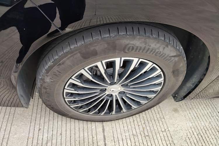 Used Denza D9 2024 DM-i 980 Four-Wheel Drive Flagship Model Left Front Wheel Hub