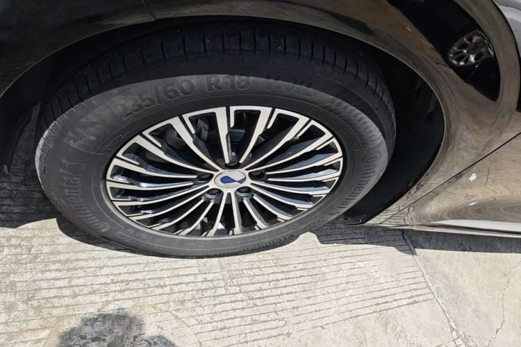 Used Denza D9 2024 DM-i 980 Four-Wheel Drive Prestige Model Left Front Wheel Hub