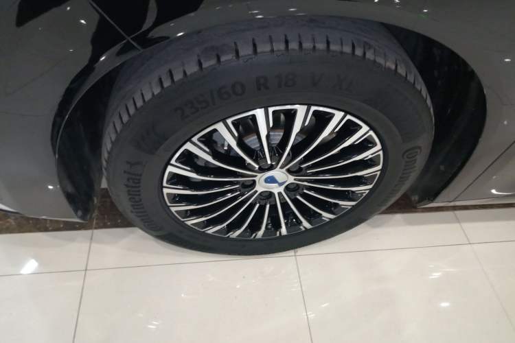 Used Denza D9 2024 DM-i 980 Four-Wheel Drive Prestige Model Left Front Wheel Hub