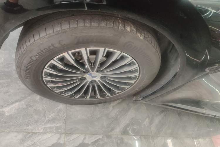 Used Denza D9 2024 DM-i 1050 Luxury Model Left Front Wheel Hub