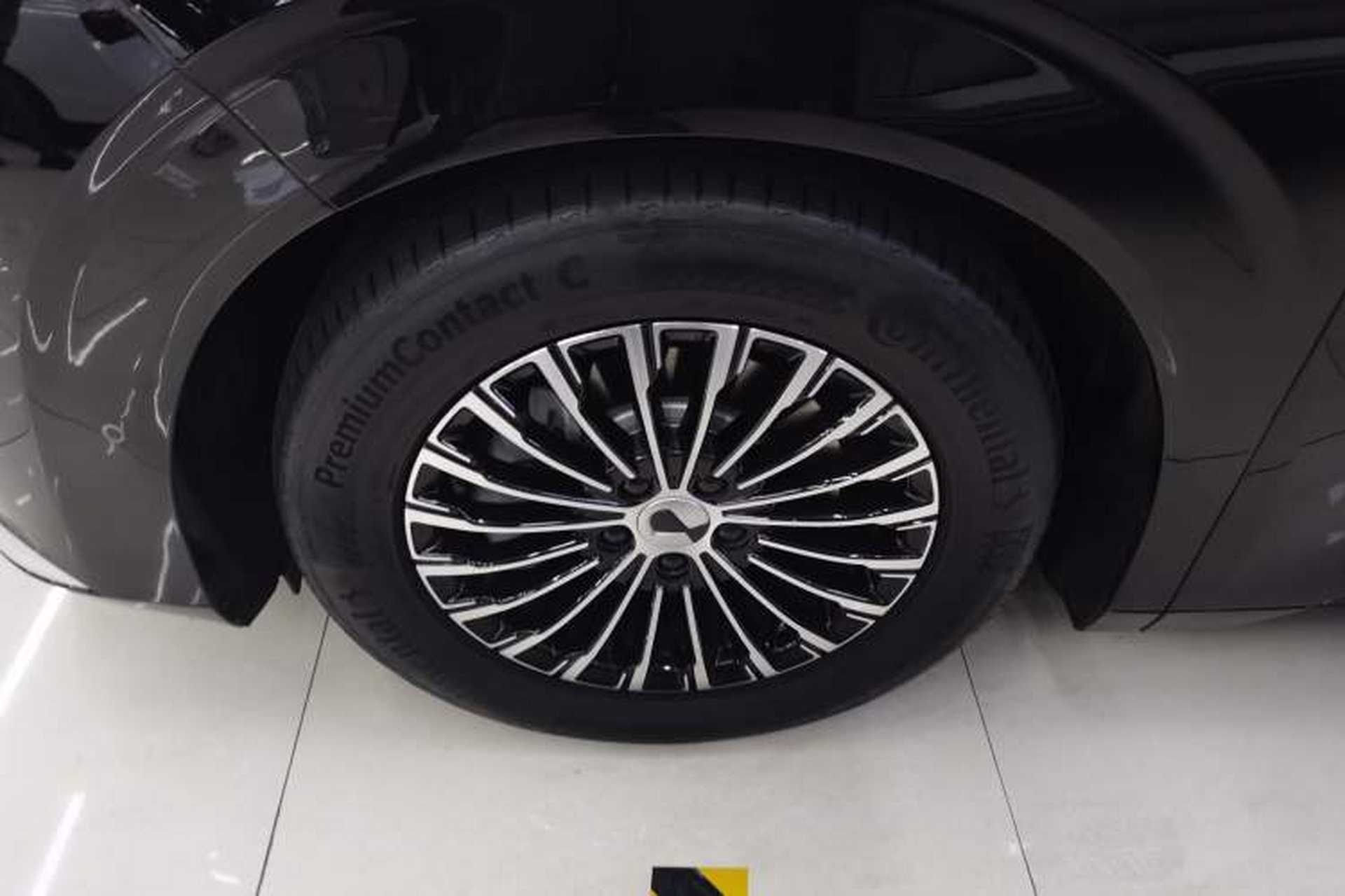 Used Denza D9 2024 DM-i 980 Four-Wheel Drive Flagship Model Left Front Wheel Hub