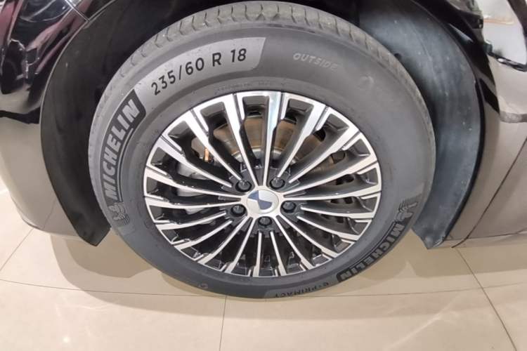 Used Denza D9 2024 DM-i 970 Luxury Model Left Front Wheel Hub