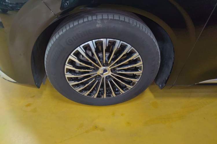 Used Denza D9 2024 EV 600 Four-Wheel-Drive Flagship Model Left Front Wheel Hub