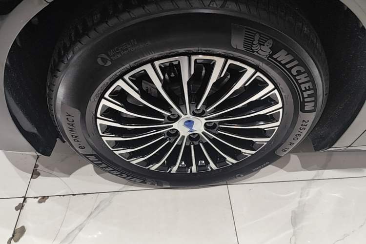 Used Denza D9 2024 DM-i 980 Four-Wheel Drive Flagship Model Left Front Wheel Hub