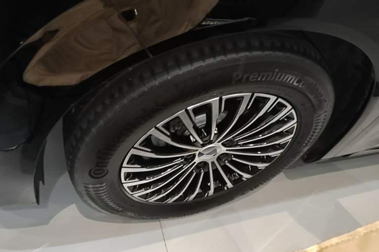 Used Denza D9 2024 DM-i 980 Four-Wheel Drive Prestige Model Left Front Wheel Hub