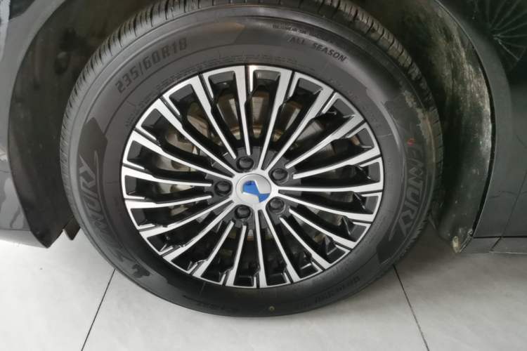 Used Denza D9 2024 DM-i 980 Four-Wheel Drive Prestige Model Left Front Wheel Hub