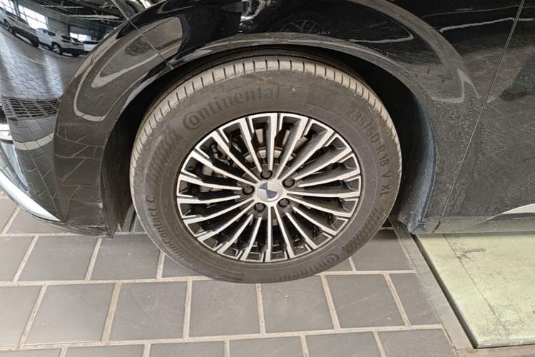Used Denza D9 2024 DM-i 980 Four-Wheel Drive Prestige Model Left Front Wheel Hub