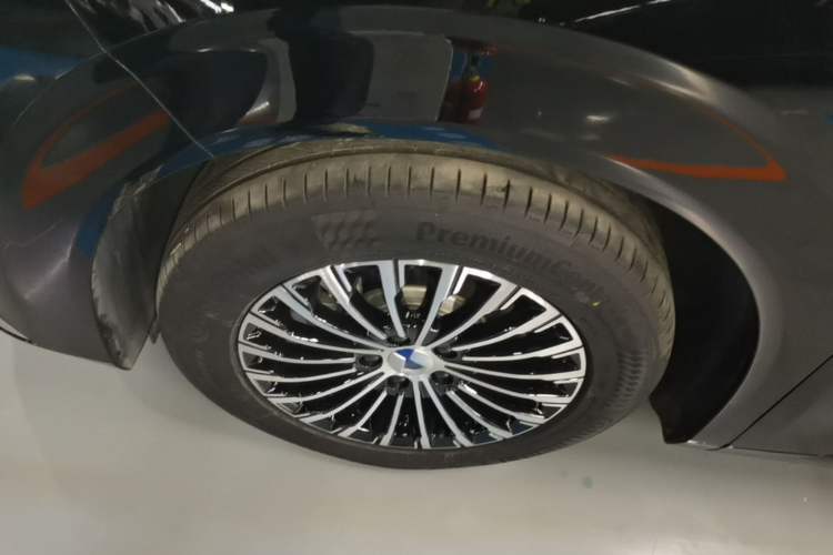 Used Denza D9 2024 DM-i 980 Four-Wheel Drive Prestige Model Left Front Wheel Hub