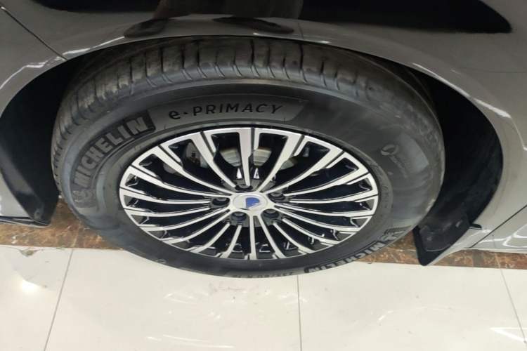Used Denza D9 2024 DM-i 980 Four-Wheel Drive Prestige Model Left Front Wheel Hub