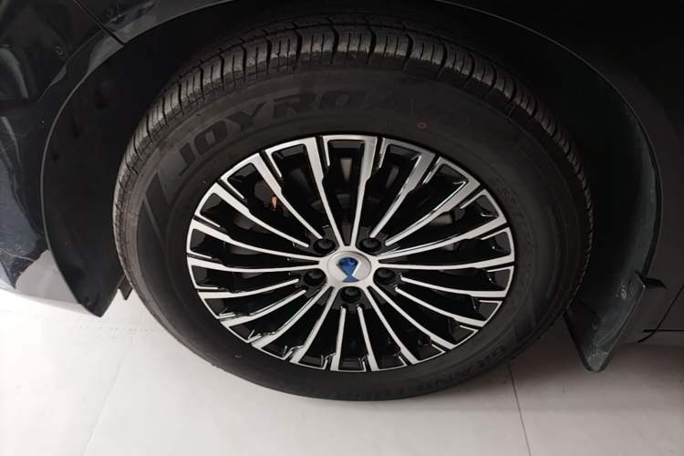 Used Denza D9 2024 DM-i 1050 Luxury Model Left Front Wheel Hub