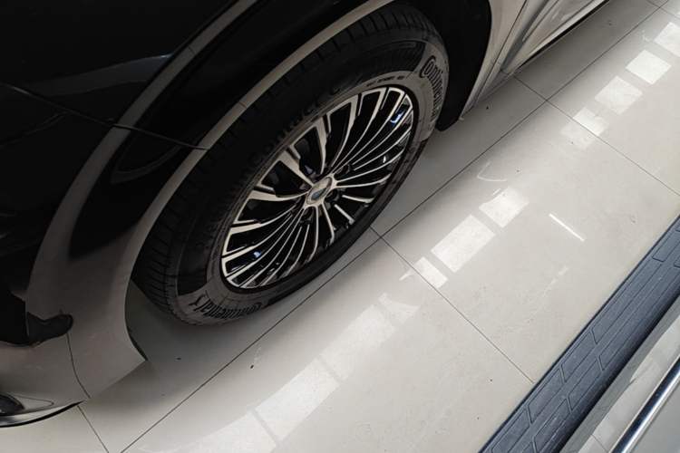 Used Denza D9 2024 DM-i 970 Luxury Model Left Front Wheel Hub