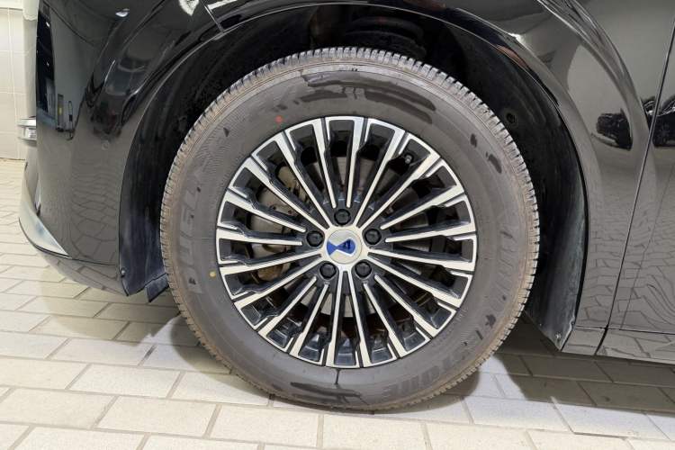 Used Denza D9 2024 DM-i 980 Four-Wheel Drive Flagship Model Left Front Wheel Hub