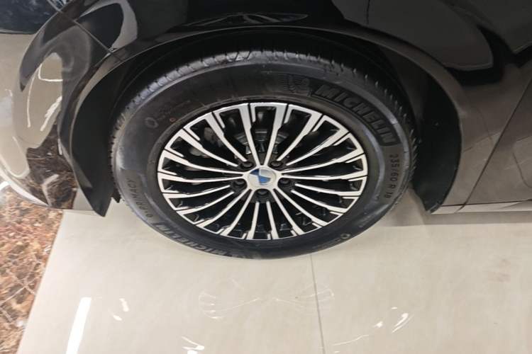 Used Denza D9 2024 DM-i 1050 Luxury Model Left Front Wheel Hub