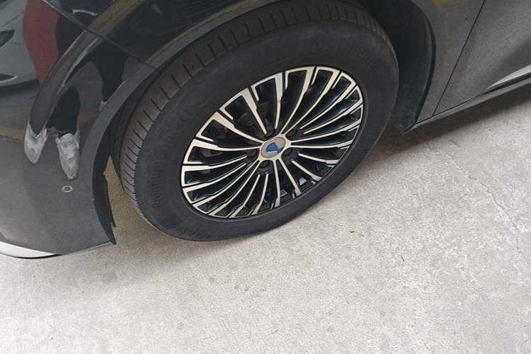 Used Denza D9 2024 DM-i 980 Four-Wheel Drive Flagship Model Left Front Wheel Hub