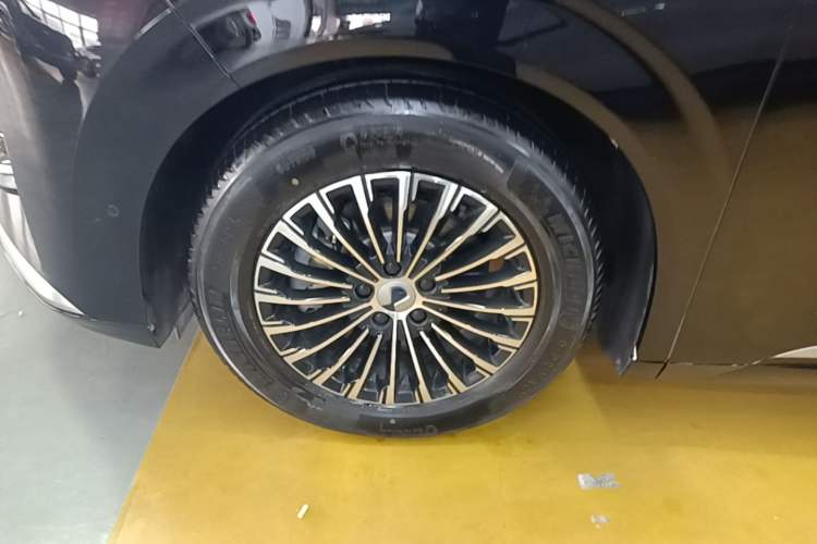 Used Denza D9 2024 DM-i 980 Four-Wheel Drive Flagship Model Left Front Wheel Hub
