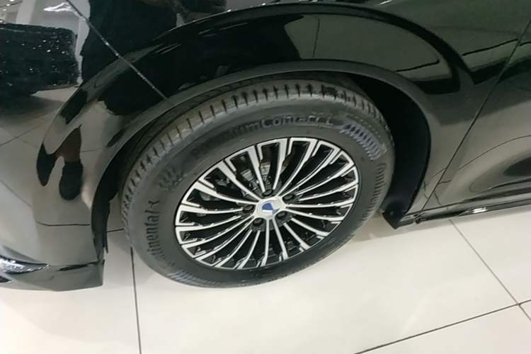 Used Denza D9 2024 DM-i 980 Four-Wheel Drive Prestige Model Left Front Wheel Hub