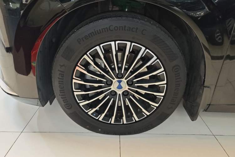 Used Denza D9 2024 DM-i 1050 Luxury Model Left Front Wheel Hub