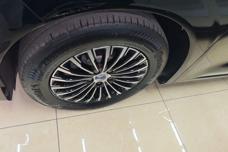 Used Denza D9 2024 DM-i 980 Four-Wheel Drive Prestige Model Left Front Wheel Hub