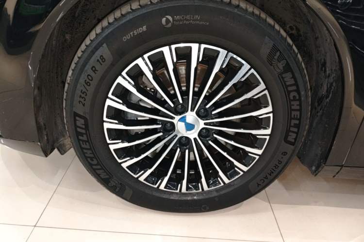 Used Denza D9 2024 DM-i 980 Four-Wheel Drive Prestige Model Left Front Wheel Hub