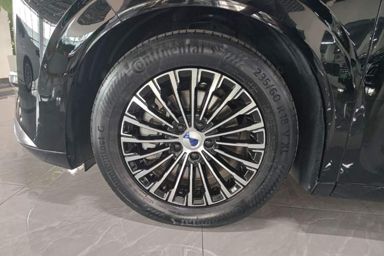 Used Denza D9 2024 DM-i 980 Four-Wheel Drive Prestige Model Left Front Wheel Hub