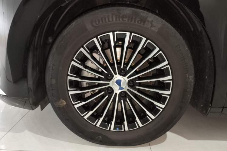 Used Denza D9 2024 DM-i 980 Four-Wheel Drive Prestige Model Left Front Wheel Hub