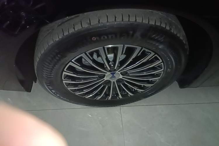 Used Denza D9 2024 DM-i 980 Four-Wheel Drive Prestige Model Left Front Wheel Hub