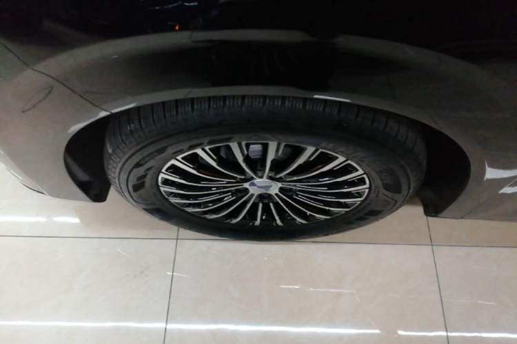 Used Denza D9 2024 DM-i 980 Four-Wheel Drive Prestige Model Left Front Wheel Hub
