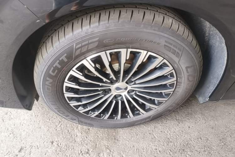 Used Denza D9 2024 DM-i 980 Four-Wheel Drive Flagship Model Left Front Wheel Hub