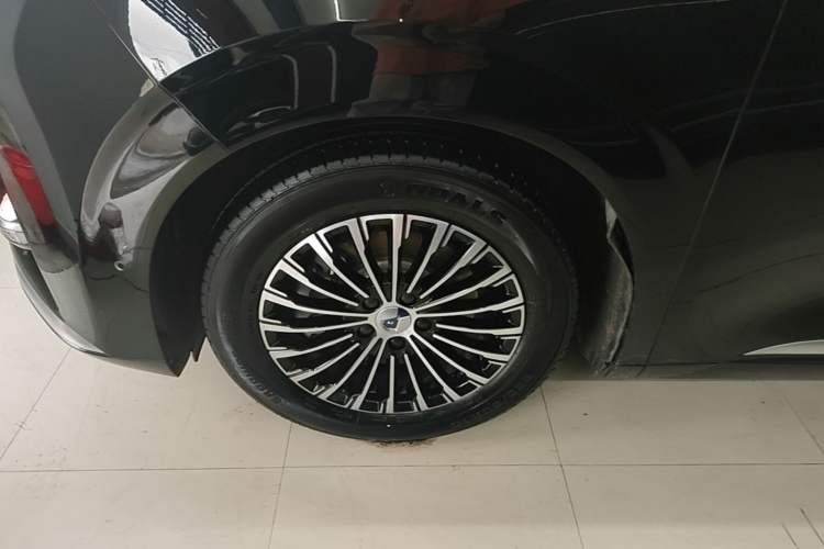 Used Denza D9 2024 DM-i 980 Four-Wheel Drive Flagship Model Left Front Wheel Hub