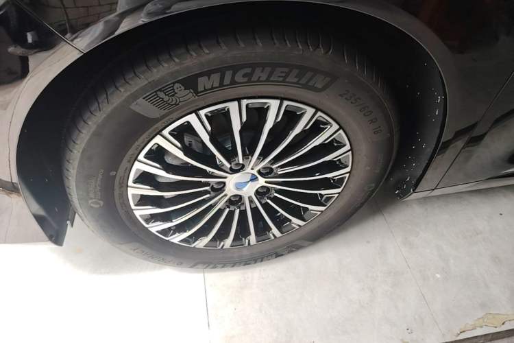 Used Denza D9 2024 DM-i 1050 Luxury Model Left Front Wheel Hub