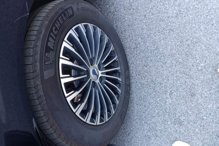 Used Denza D9 2024 DM-i 980 Four-Wheel Drive Flagship Model Left Front Wheel Hub