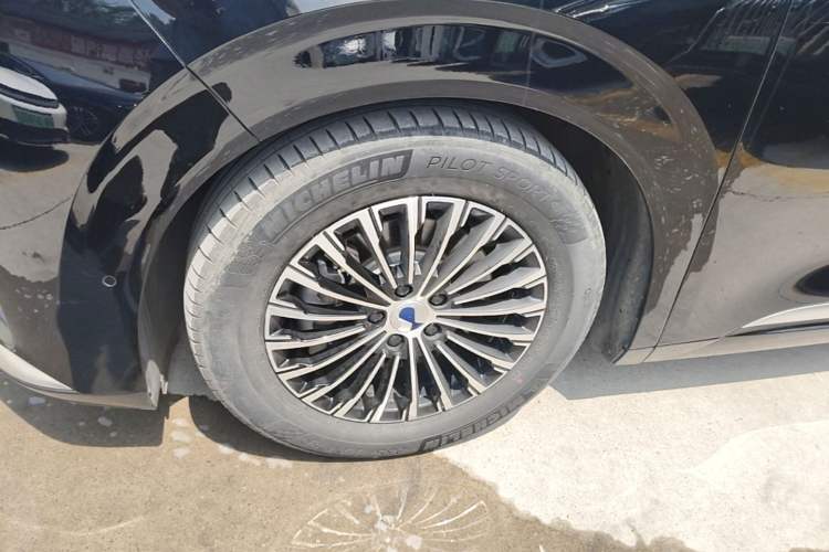 Used Denza D9 2024 EV 600 Four-Wheel-Drive Flagship Model Left Front Wheel Hub