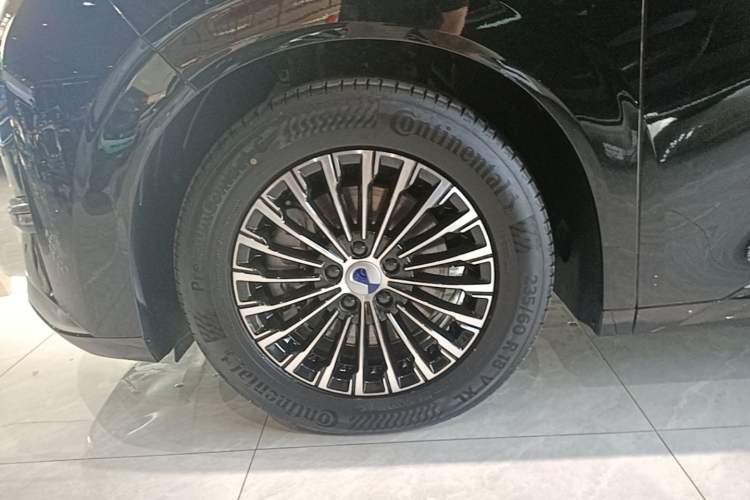 Used Denza D9 2024 DM-i 980 Four-Wheel Drive Prestige Model Left Front Wheel Hub