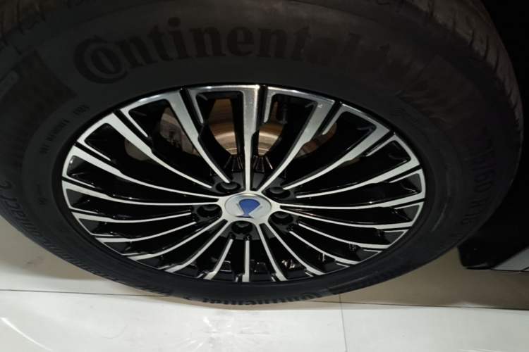 Used Denza D9 2024 DM-i 1050 Luxury Model Left Front Wheel Hub