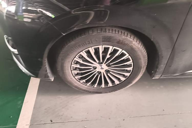 Used Denza D9 2024 DM-i 980 Four-Wheel Drive Flagship Model Left Front Wheel Hub