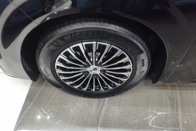 Used Denza D9 2024 DM-i 980 Four-Wheel Drive Flagship Model Left Front Wheel Hub