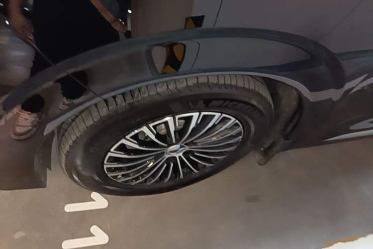 Used Denza D9 2024 DM-i 980 Four-Wheel Drive Prestige Model Left Front Wheel Hub