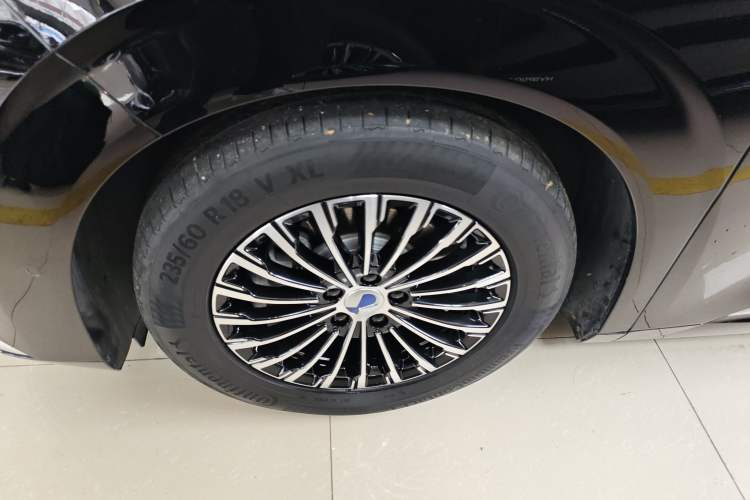 Used Denza D9 2024 DM-i 980 Four-Wheel Drive Flagship Model Left Front Wheel Hub